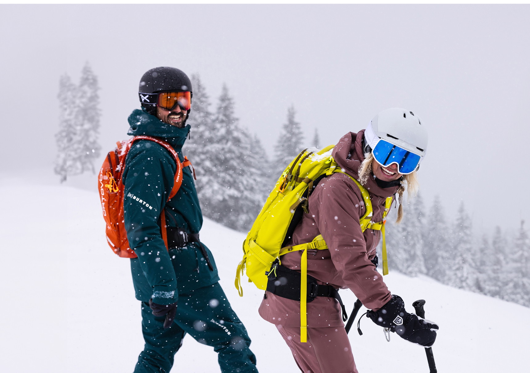 twee mensen op de piste op wintersport