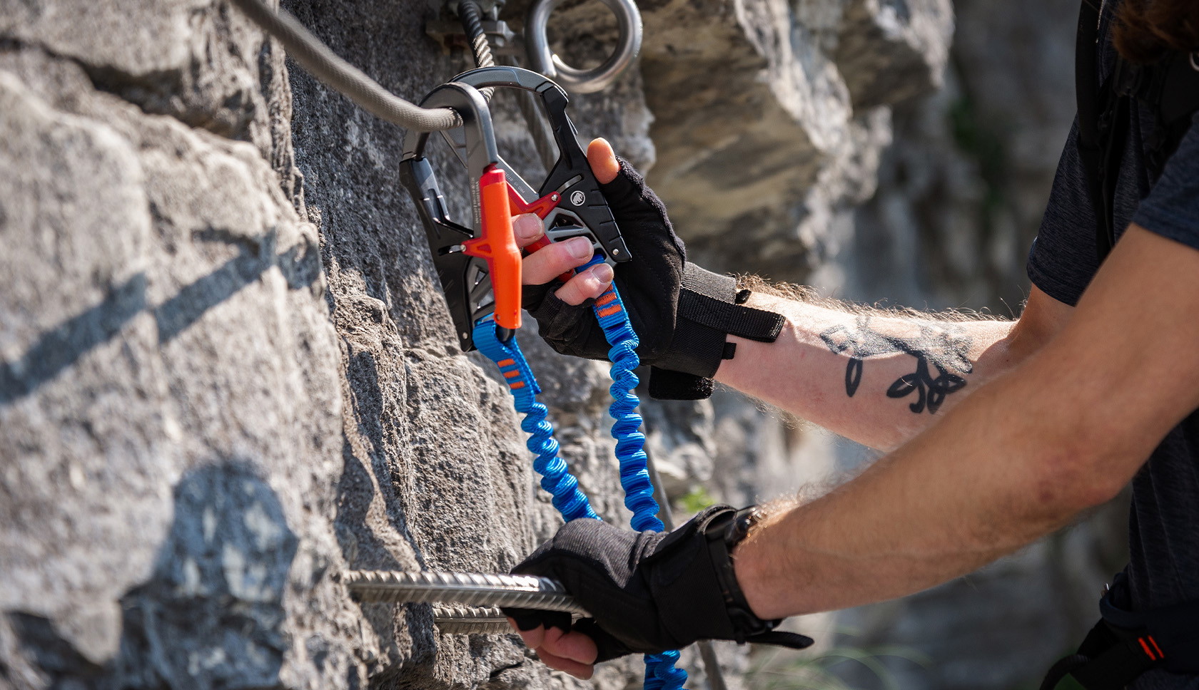 man clipt in bij via ferrata route 