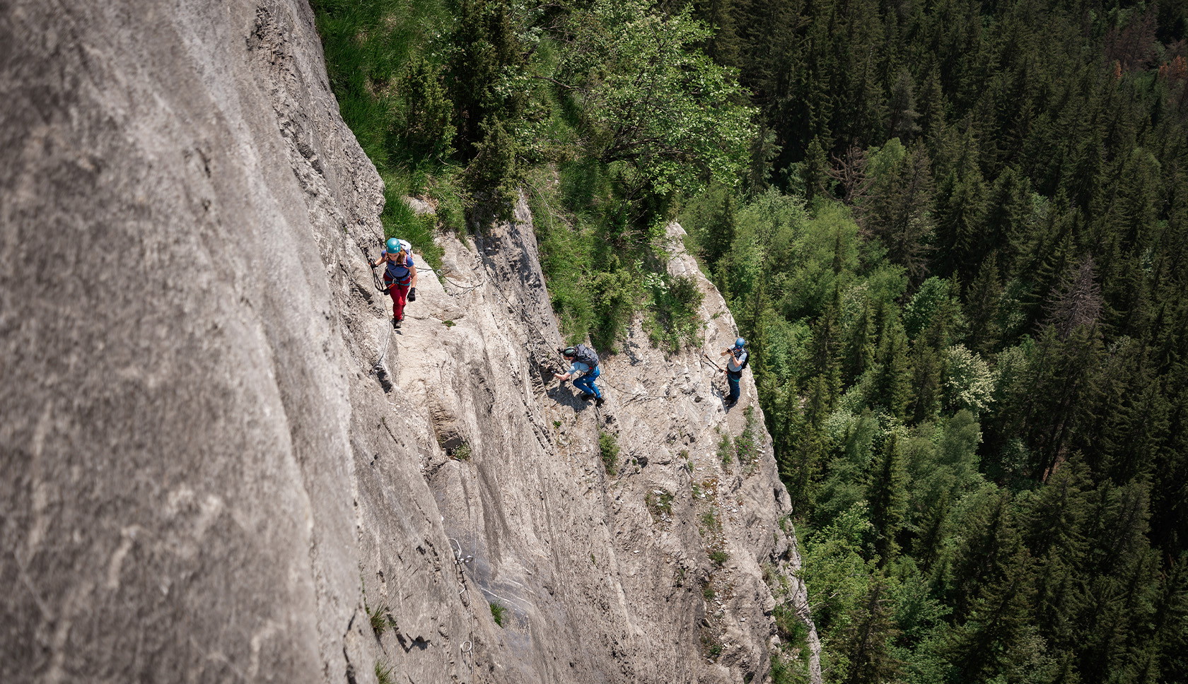 groep mensen beoefent via ferrata