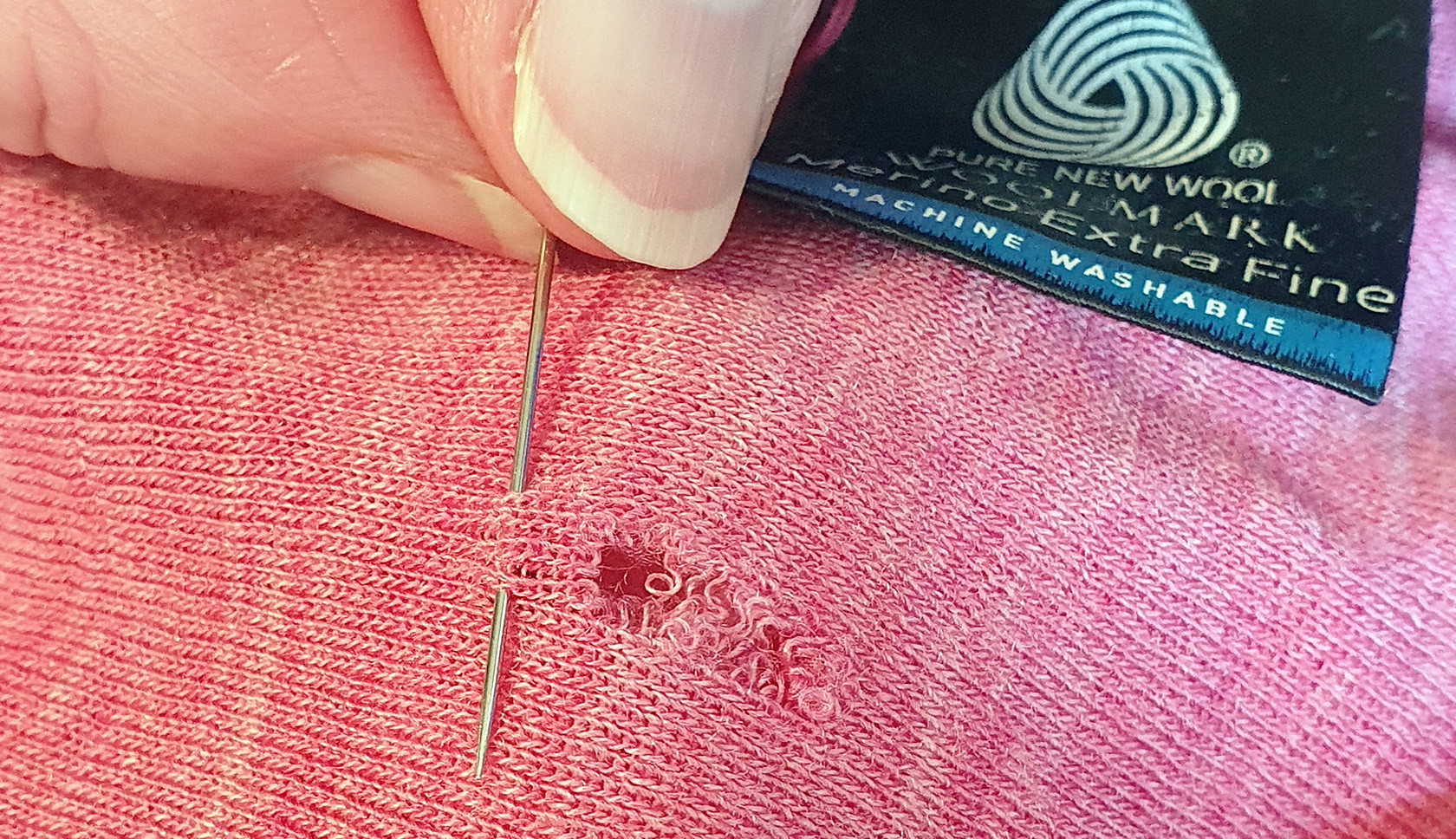 reparatie van merinowollen kledingstuk