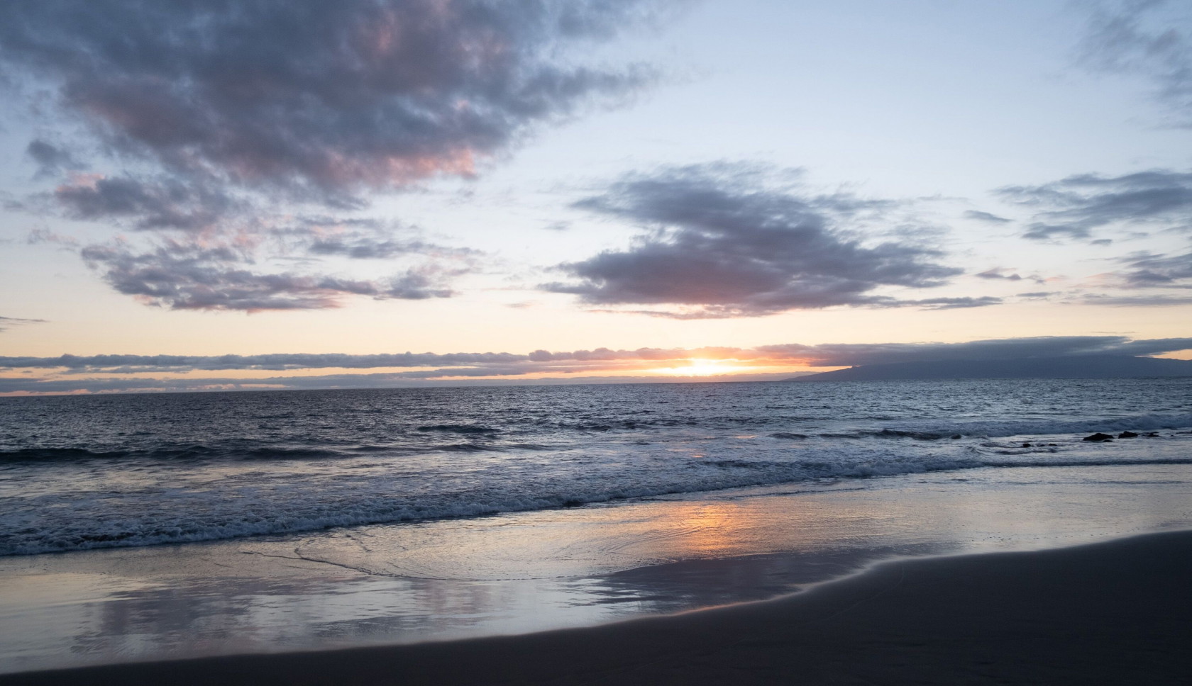 de zon gaat onder in de zee