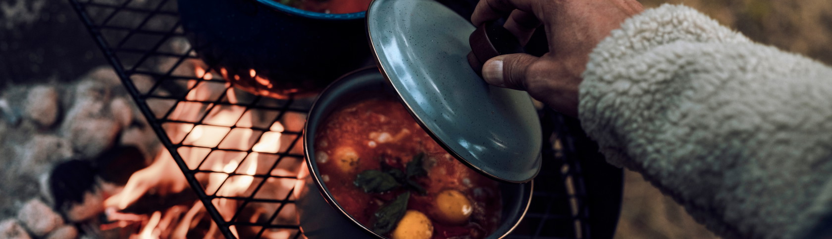 Een pan met stoofpot pruttelt op een vuur