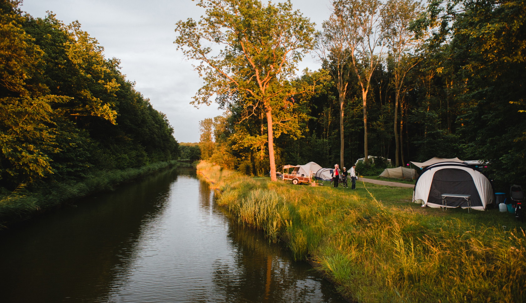 Een man en vrouw lopen naast elkaar over een open landschap