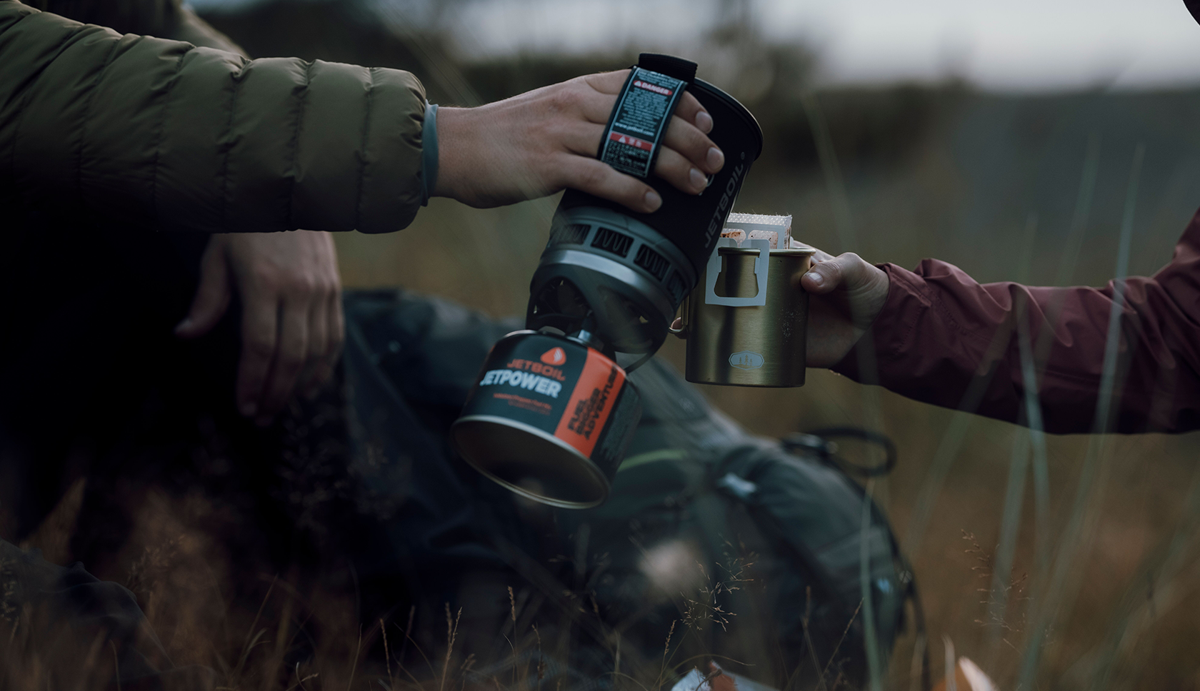 Iemand giet water van een Jetboil-brander in een kom