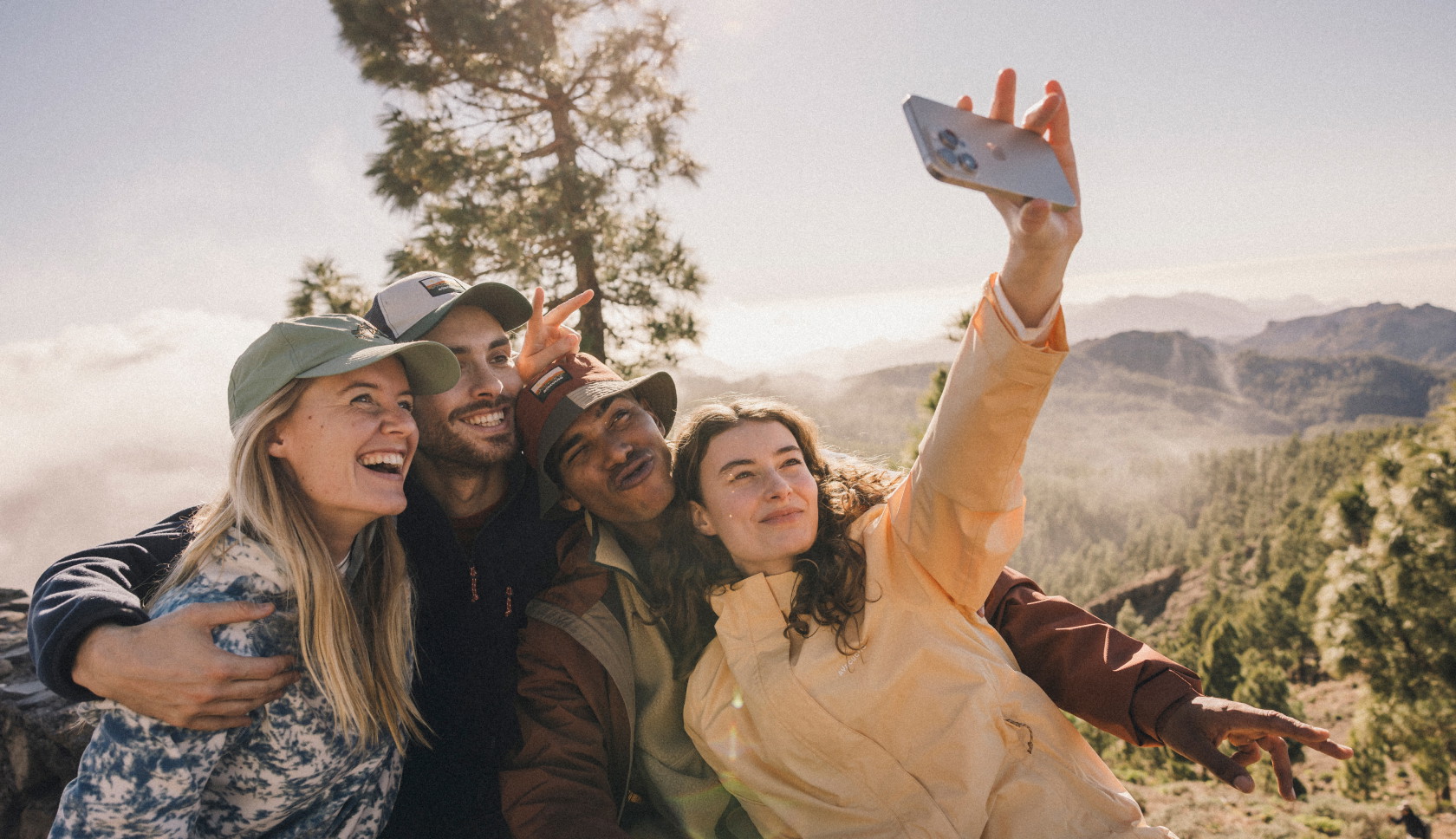 Twee mannen en twee vrouwen maken een selfie 