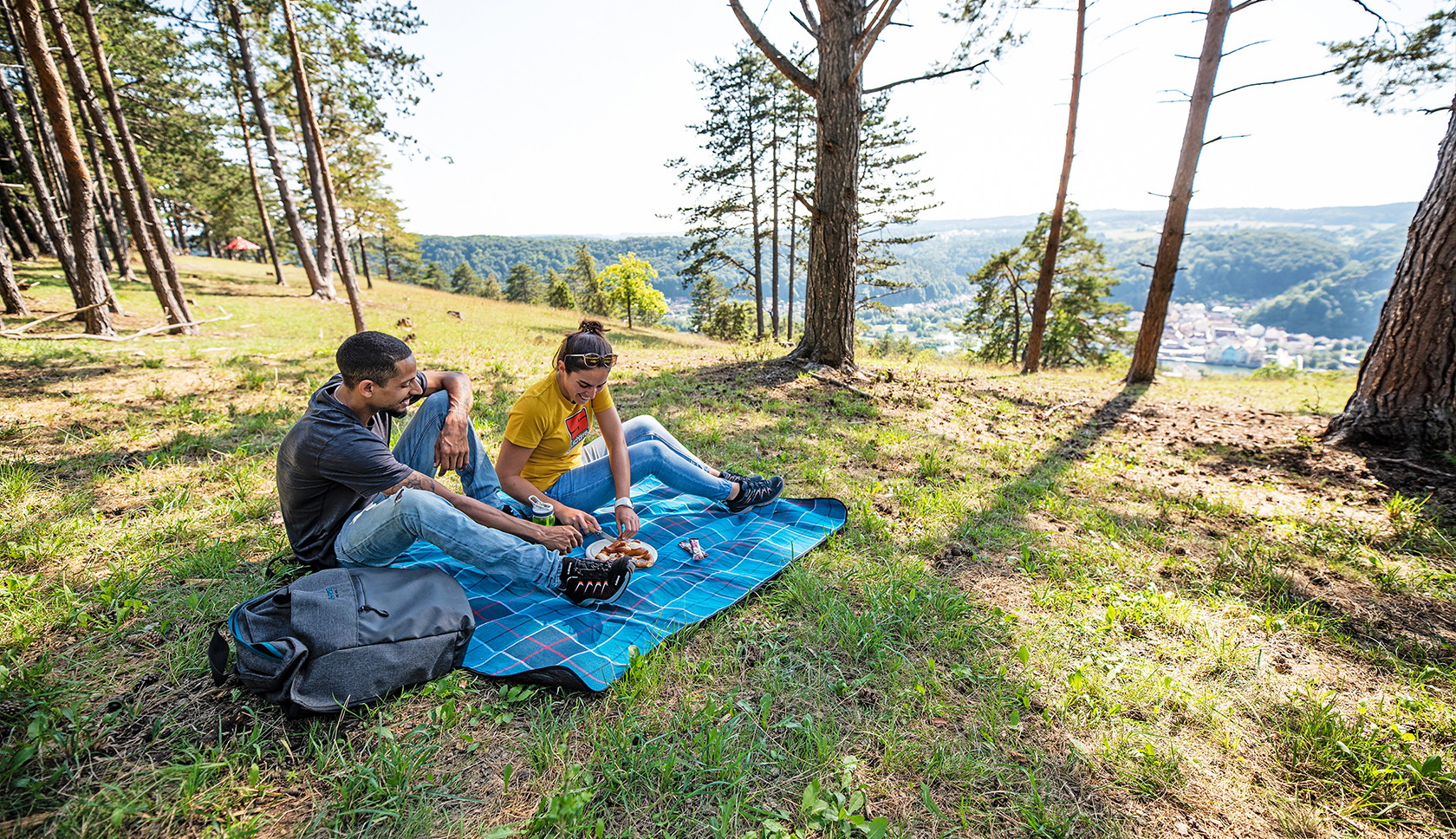 Mensen aan picknicken met LOWA schoenen aan