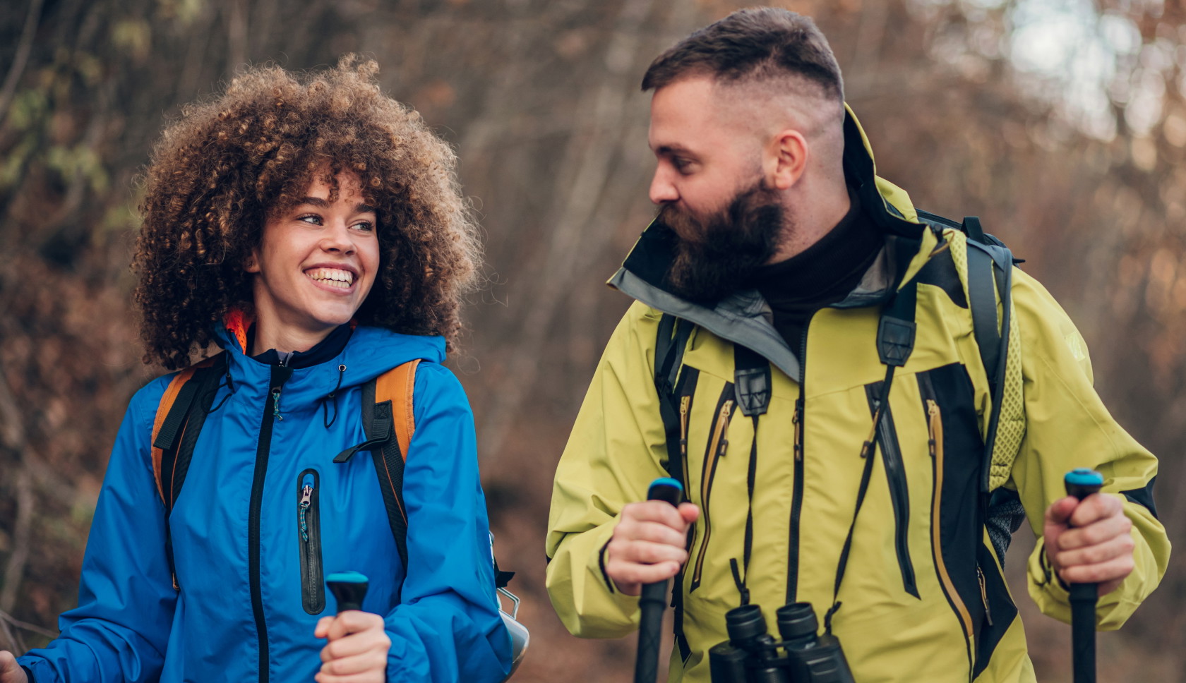man en vrouw lachen tijdens wandeling in het bos