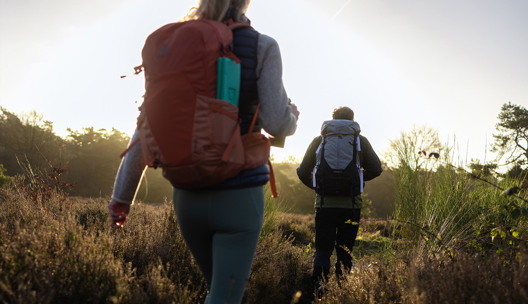 man en vrouw wandelen met dagrugzak