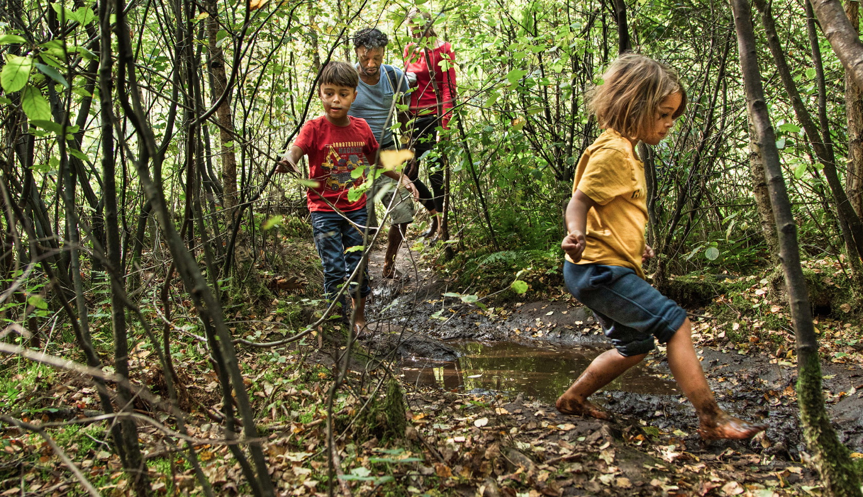 Kinderen spelen in het bos