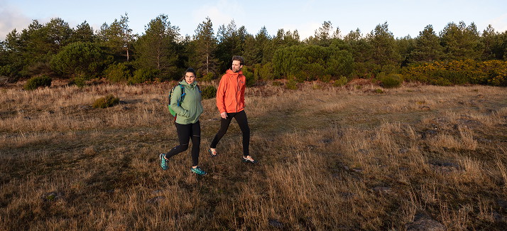 man en vrouw lopen door het bos