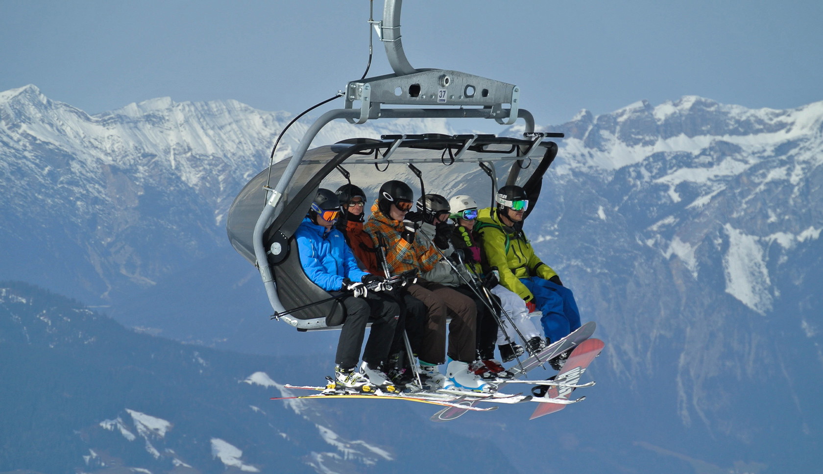 groep zit in de skilift op wintersport
