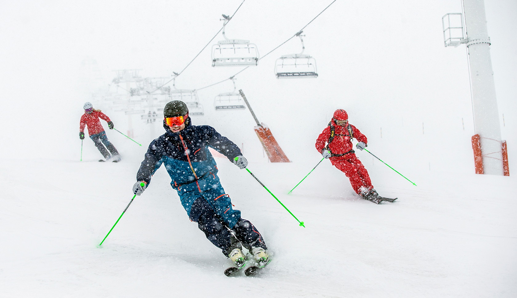 mensen op skipiste met groene stokken