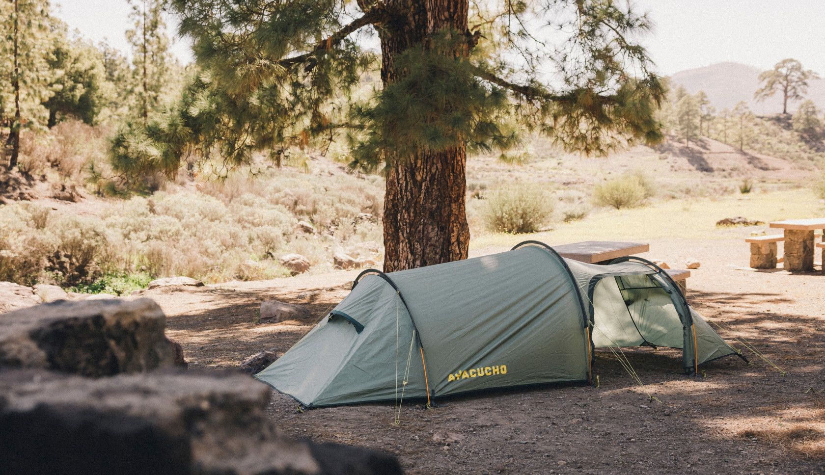 tent van Ayacucho staat onder een boom