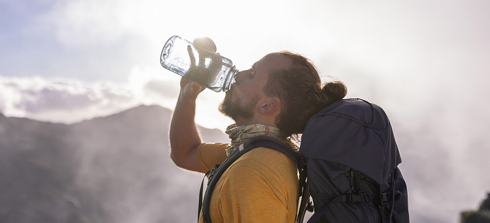 man drinkt schoon water