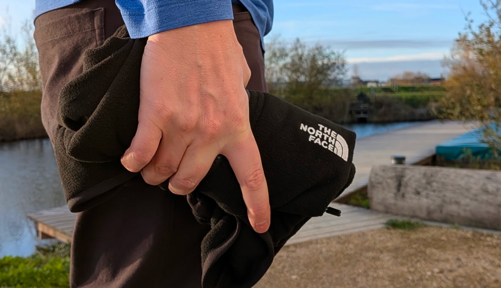 Buitenexpert Bjorn houdt de Glacier Fleece opgevouwen in zijn hand.