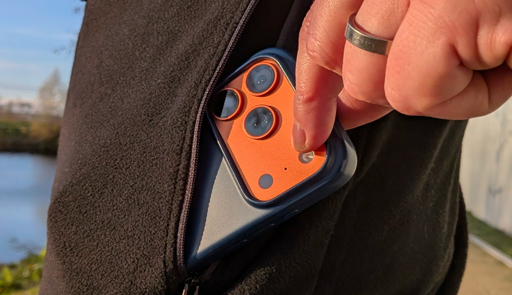 Bjorn haalt zijn telefoon uit de zak van de Glacier Fleece.