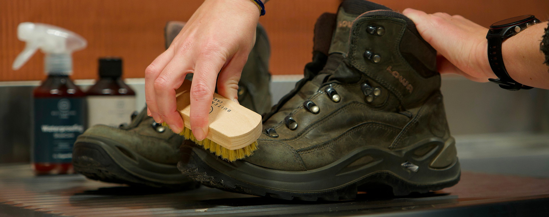 Wandelschoenen onderhouden met Buitenmens Care
