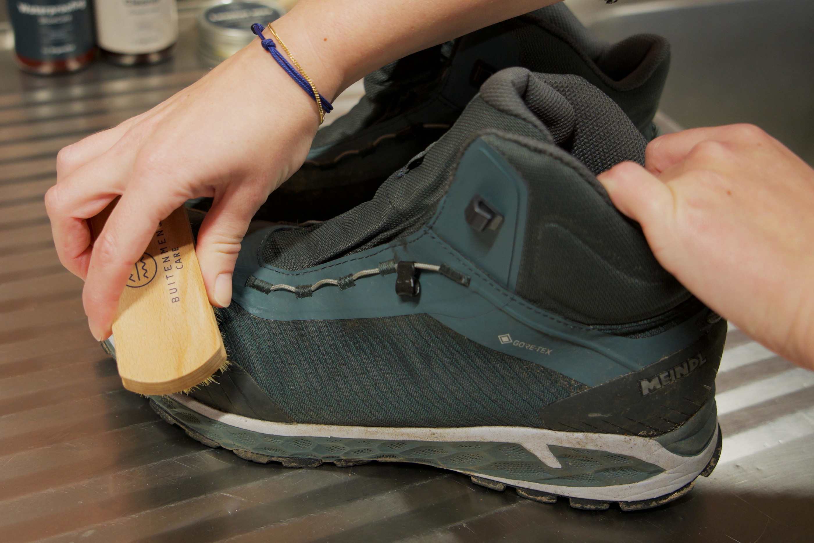 wandelschoenen schoon borstelen