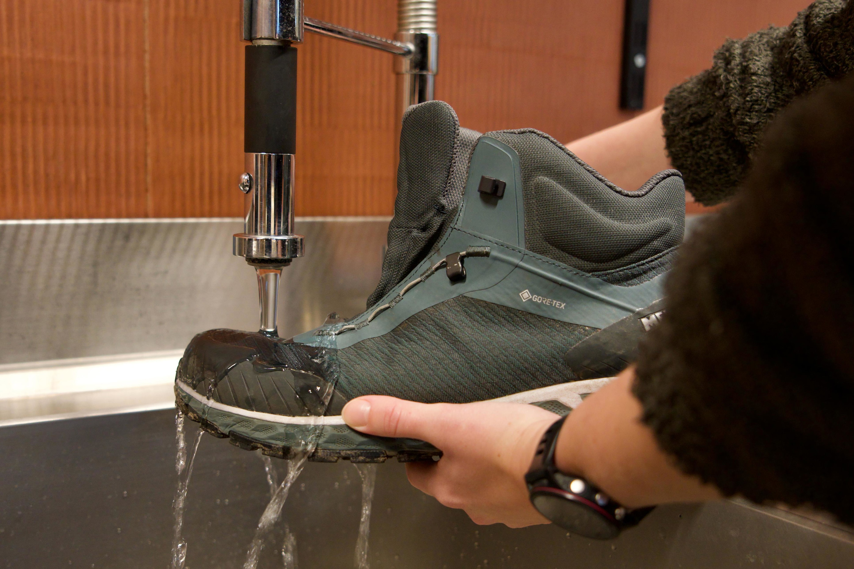 schoenen afspoelen met water