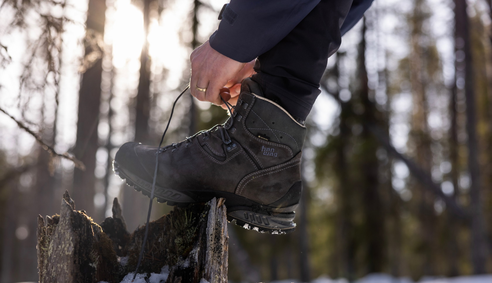 man strikt veters van winterschoenen