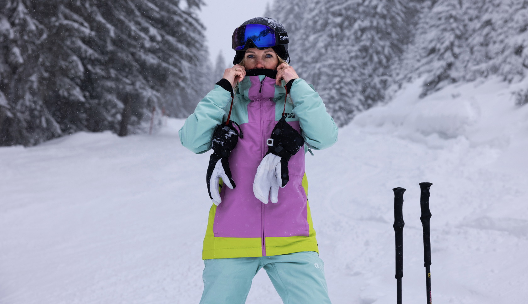 wintersporter met dikke lobser-handschoenen