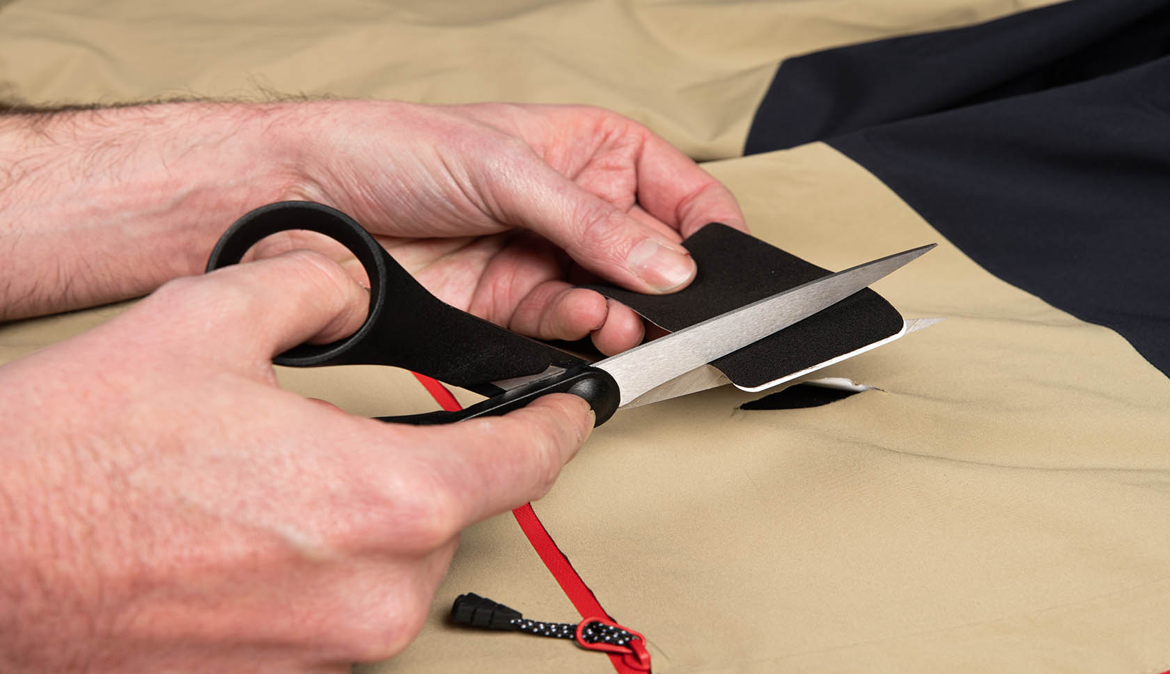 handen knippen patch in tweeen