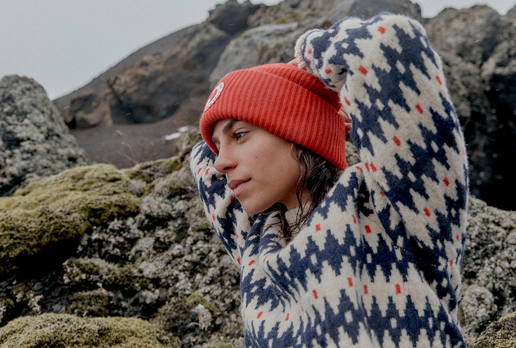 vrouw in fjallraven-kleding wandelt door de natuur