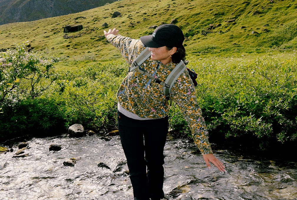 Vrouw in Passenger outdoorkleding tijdens een wandeling door de bergen
