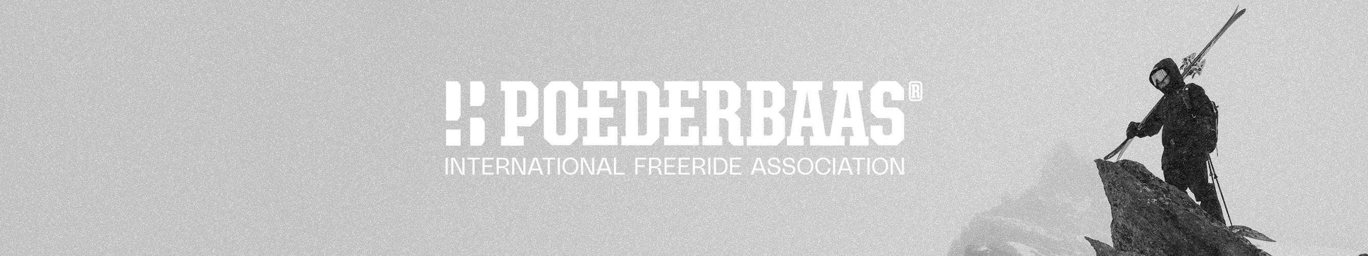 Freeride skiër met ski's op een besneeuwde bergtop met het Poederbaas logo