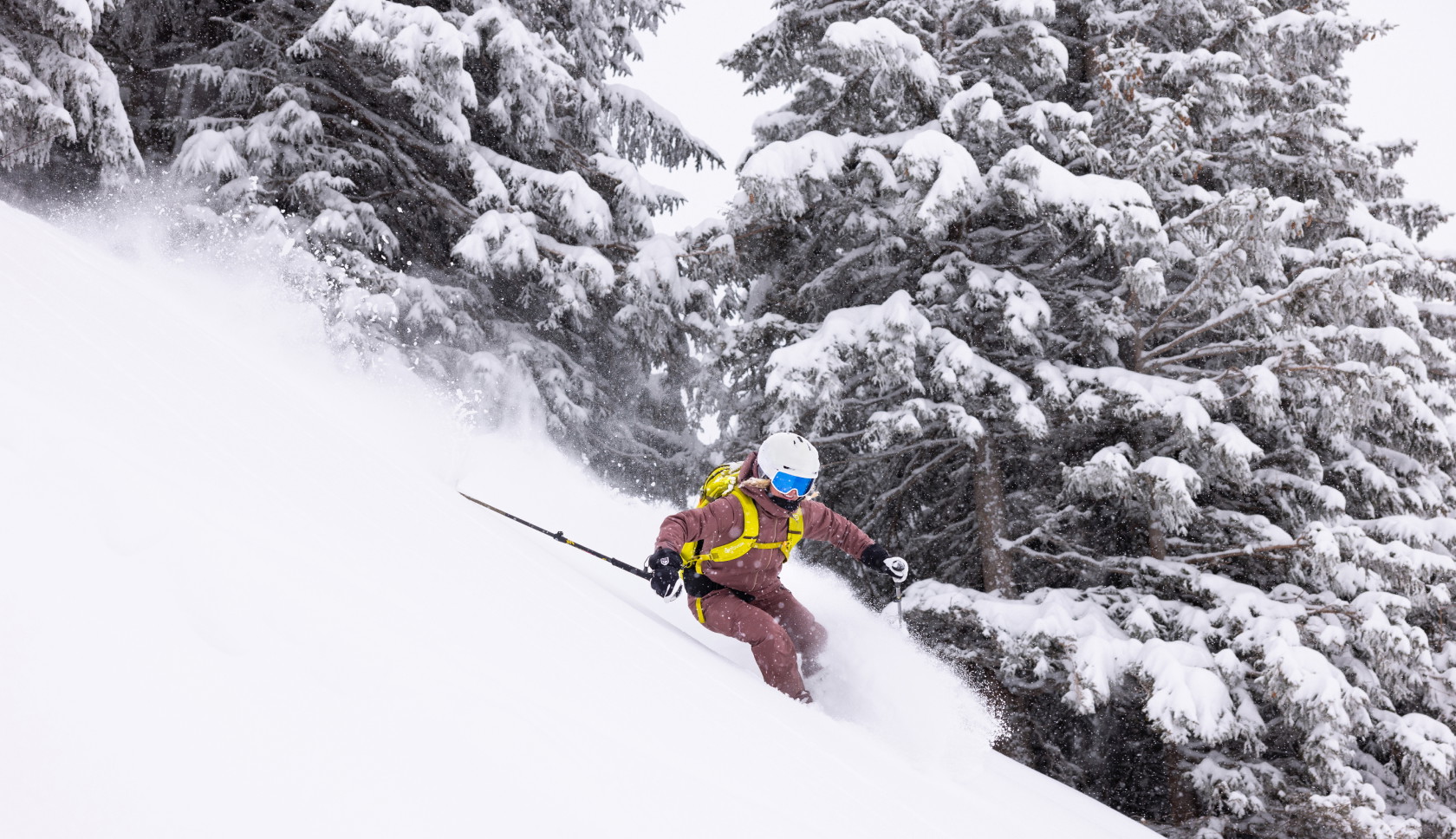 vrouw skiet off-piste