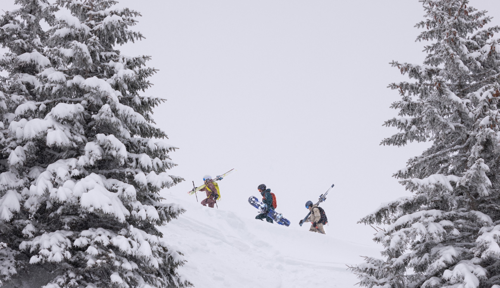 groep wintersporters loopt omhoog